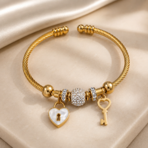 ChatGPT Image 16 ago 2026, 15_42_32 Pulsera Flexible de Acero Inoxidable con Charms Corazón y Llave – Dorada